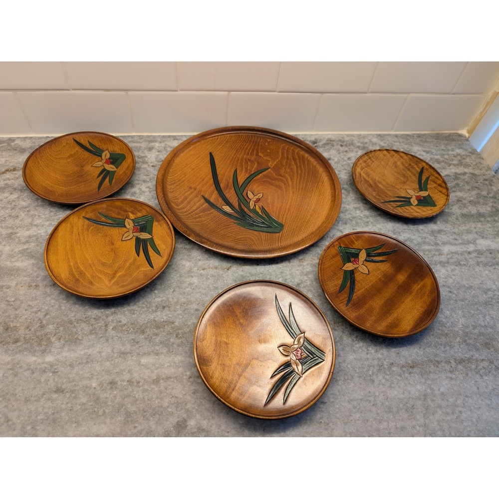 Lacquered wood tray and five (5) plates with Iris theme